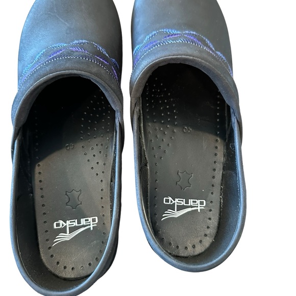 NEW DANSKO EMBROIDERED PRO NUBUCK BLACK CLOGS SHOES LIGHT PURPLE PRINT WORK - Picture 4 of 13
